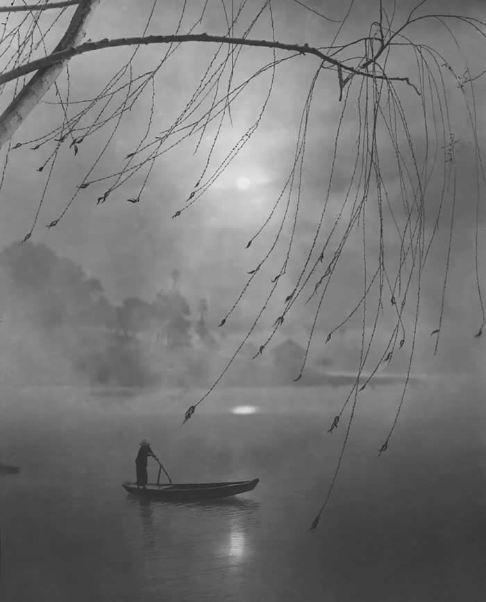 Timeless Black and White: 35 Minimalist Photos That Let Light, Shadow, and Shape Tell the Story 51 Minimalist Photos That Let Light, Shadow, and Shape Tell the Story