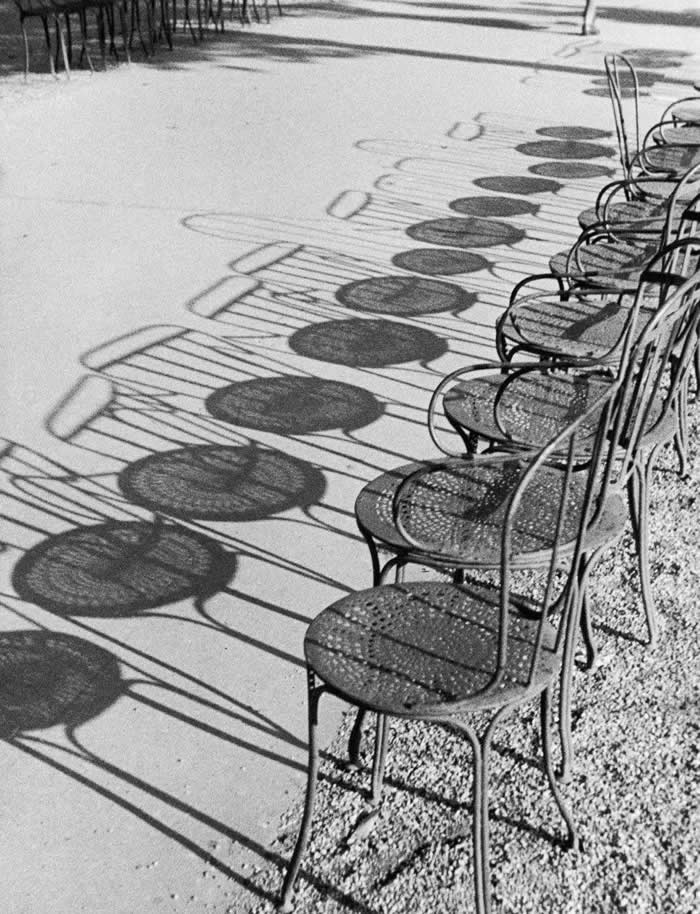 Timeless Black and White: 35 Minimalist Photos That Let Light, Shadow, and Shape Tell the Story 55 Minimalist Photos That Let Light, Shadow, and Shape Tell the Story