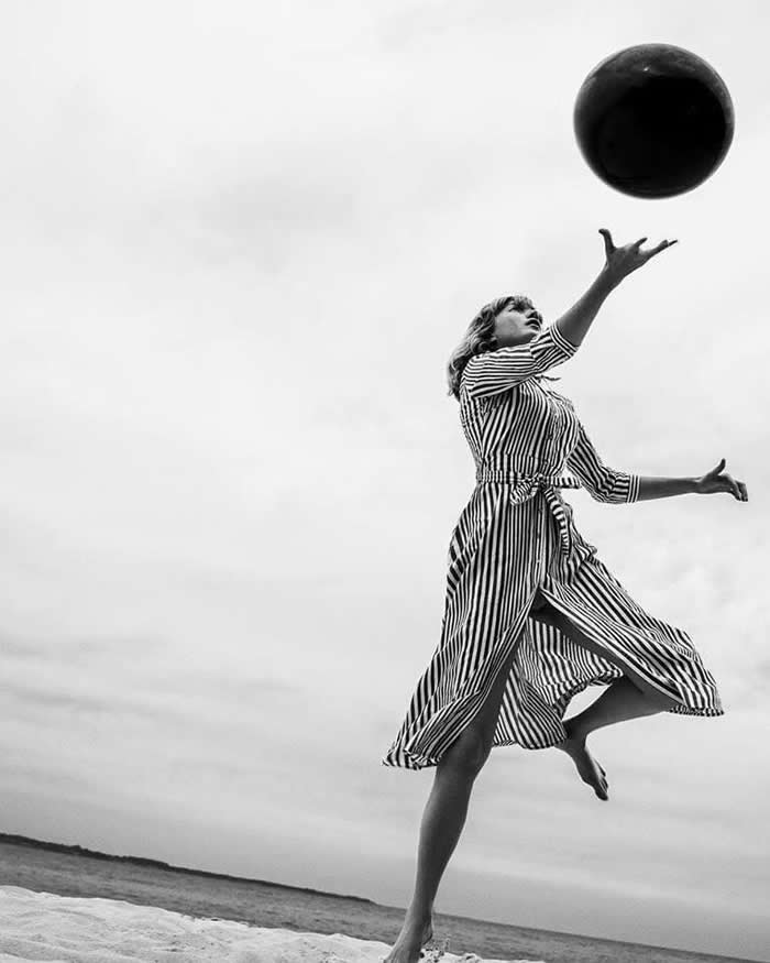 Timeless Black and White: 35 Minimalist Photos That Let Light, Shadow, and Shape Tell the Story 56 Minimalist Photos That Let Light, Shadow, and Shape Tell the Story