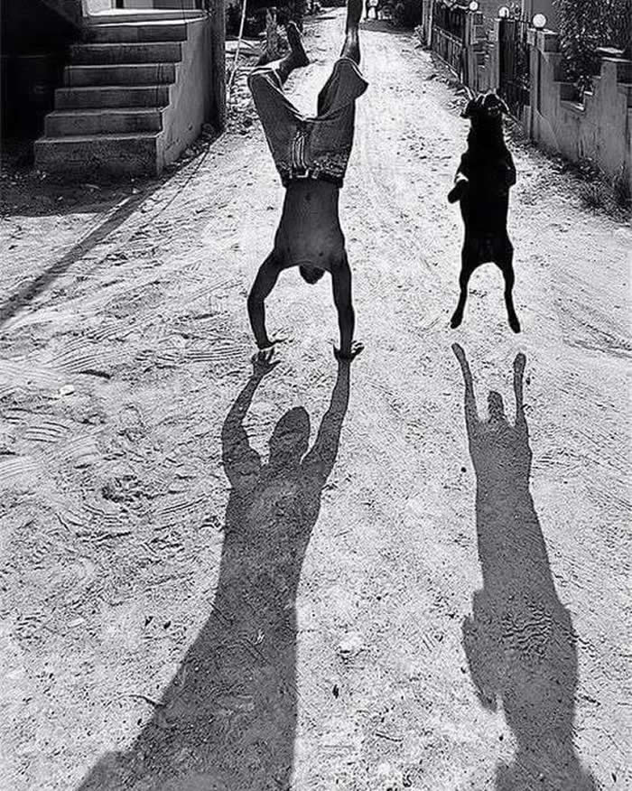 Timeless Black and White: 35 Minimalist Photos That Let Light, Shadow, and Shape Tell the Story 57 Minimalist Photos That Let Light, Shadow, and Shape Tell the Story