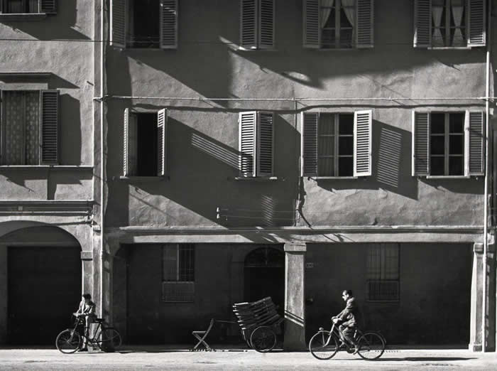 Timeless Black and White: 35 Minimalist Photos That Let Light, Shadow, and Shape Tell the Story 40 Minimalist Photos That Let Light, Shadow, and Shape Tell the Story