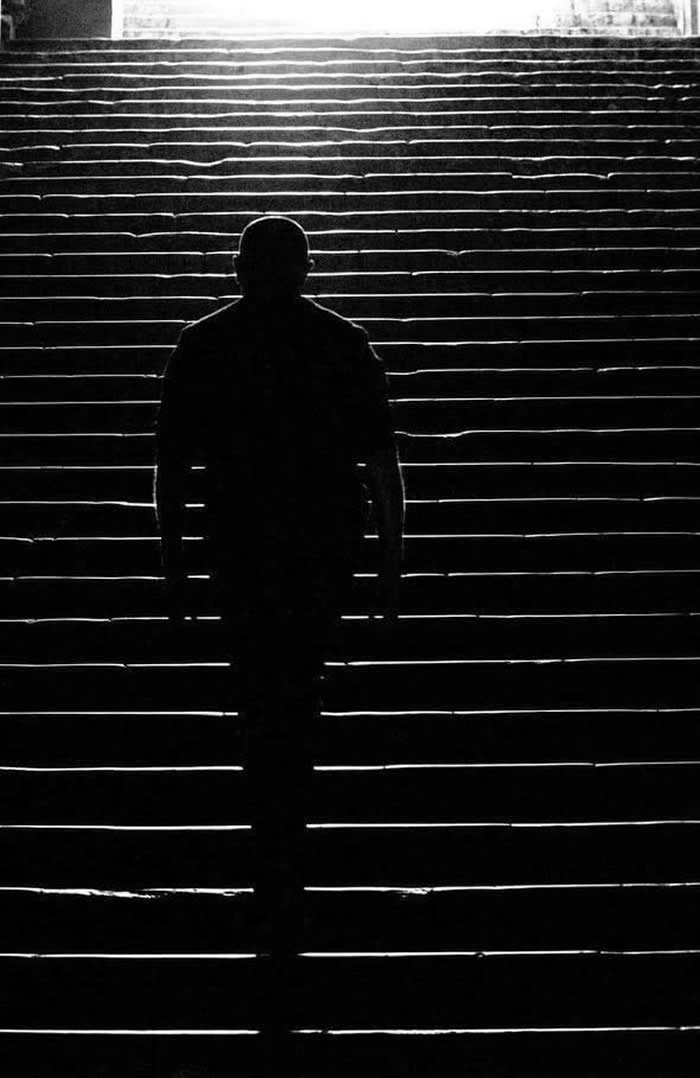 Timeless Black and White: 35 Minimalist Photos That Let Light, Shadow, and Shape Tell the Story 58 Minimalist Photos That Let Light, Shadow, and Shape Tell the Story