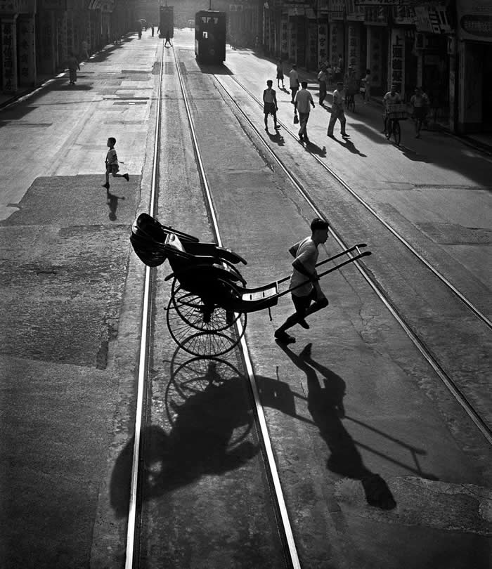 Timeless Black and White: 35 Minimalist Photos That Let Light, Shadow, and Shape Tell the Story 60 Minimalist Photos That Let Light, Shadow, and Shape Tell the Story
