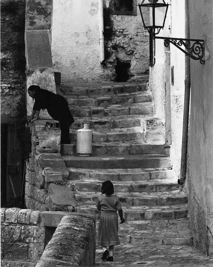 Timeless Black and White: 35 Minimalist Photos That Let Light, Shadow, and Shape Tell the Story 61 Minimalist Photos That Let Light, Shadow, and Shape Tell the Story