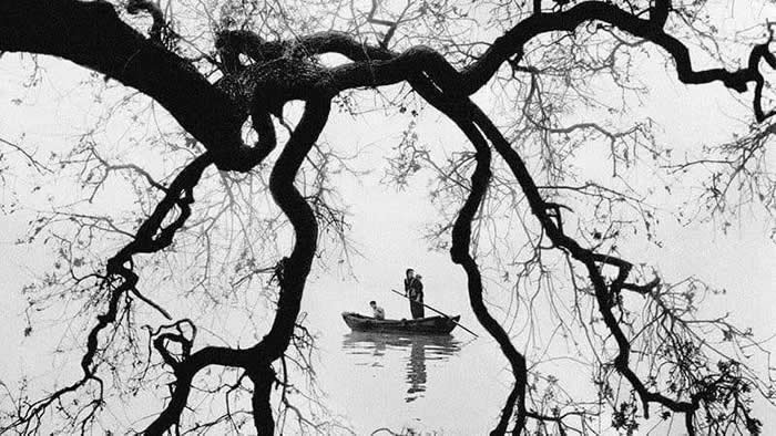 Timeless Black and White: 35 Minimalist Photos That Let Light, Shadow, and Shape Tell the Story 41 Minimalist Photos That Let Light, Shadow, and Shape Tell the Story