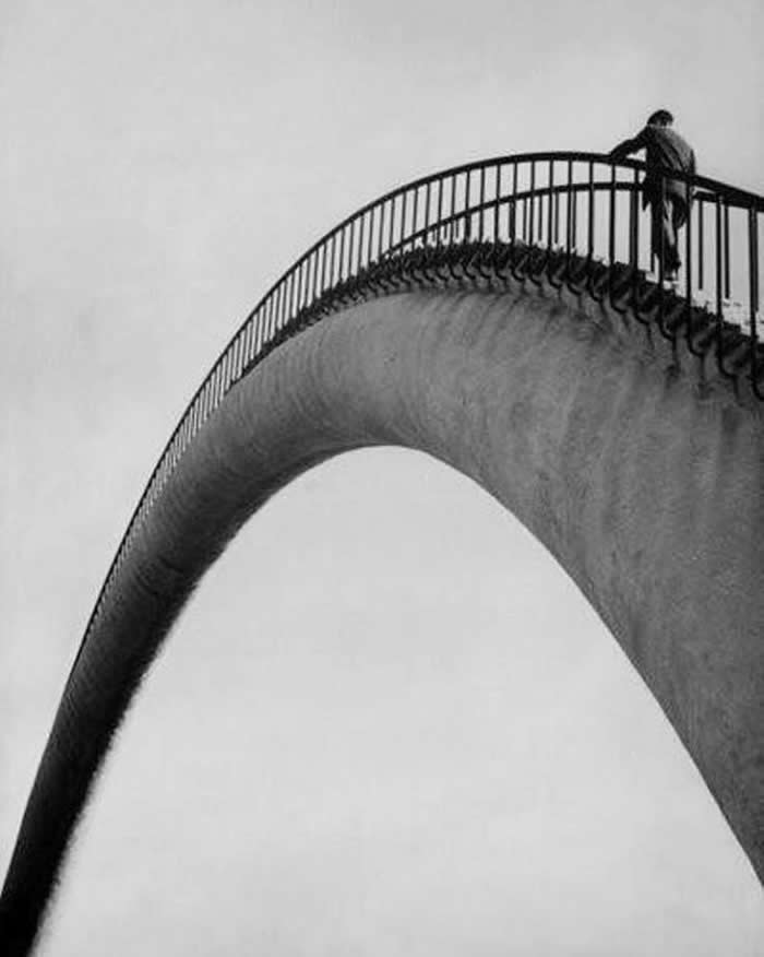 Timeless Black and White: 35 Minimalist Photos That Let Light, Shadow, and Shape Tell the Story 68 Minimalist Photos That Let Light, Shadow, and Shape Tell the Story