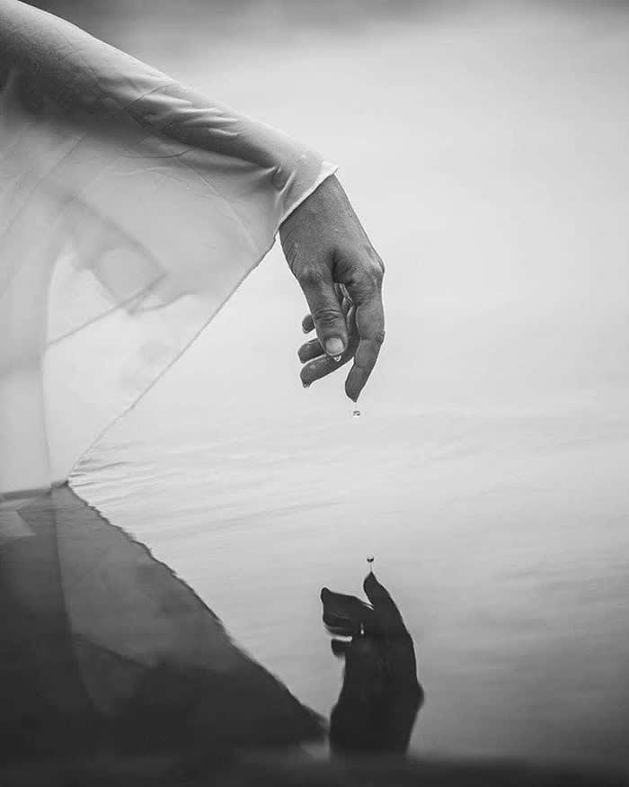 Timeless Black and White: 35 Minimalist Photos That Let Light, Shadow, and Shape Tell the Story 70 Minimalist Photos That Let Light, Shadow, and Shape Tell the Story