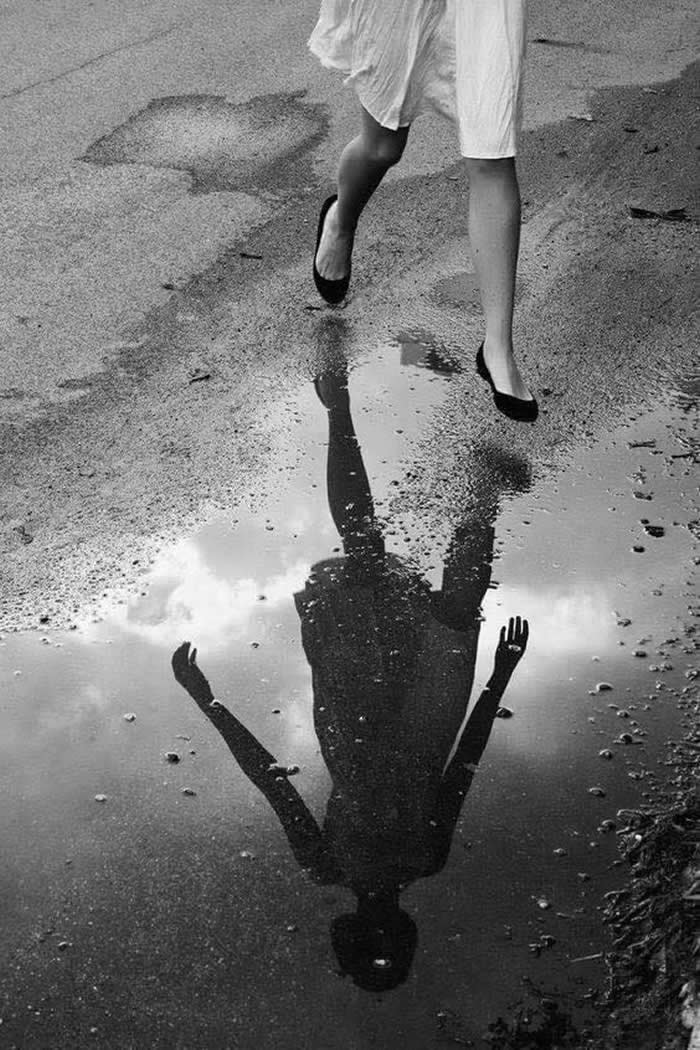 Timeless Black and White: 35 Minimalist Photos That Let Light, Shadow, and Shape Tell the Story 42 Minimalist Photos That Let Light, Shadow, and Shape Tell the Story