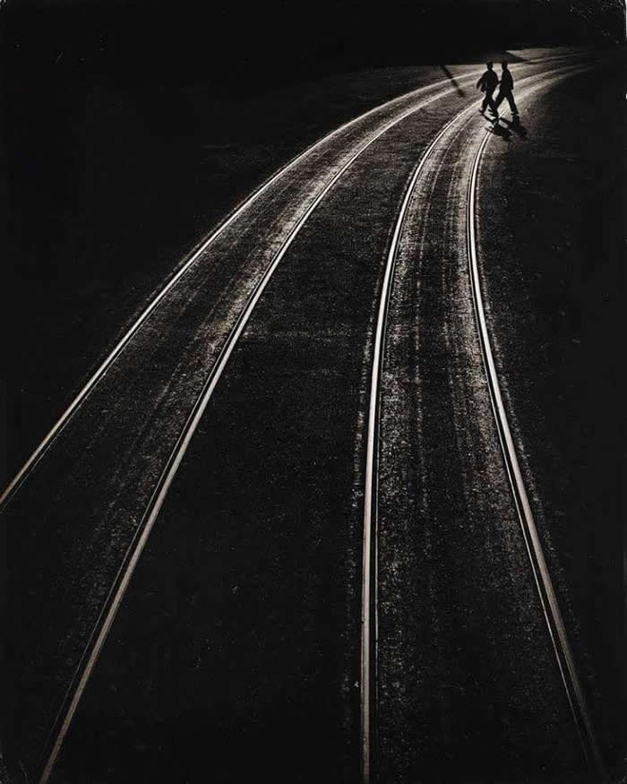Timeless Black and White: 35 Minimalist Photos That Let Light, Shadow, and Shape Tell the Story 43 Minimalist Photos That Let Light, Shadow, and Shape Tell the Story