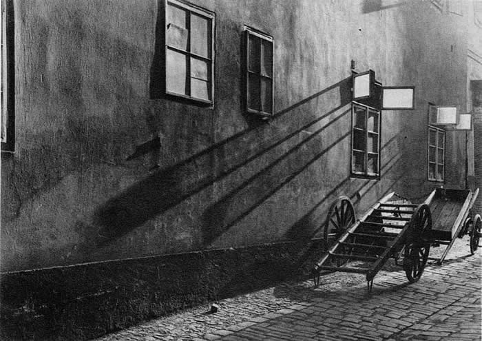 Timeless Black and White: 35 Minimalist Photos That Let Light, Shadow, and Shape Tell the Story 44 Minimalist Photos That Let Light, Shadow, and Shape Tell the Story