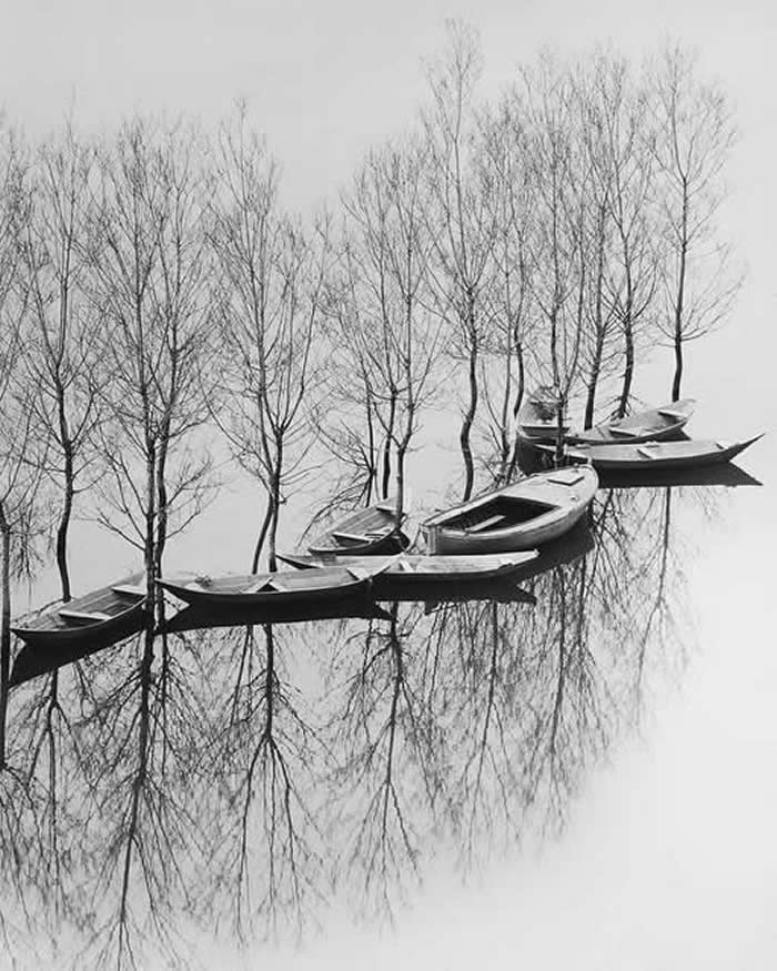 Timeless Black and White: 35 Minimalist Photos That Let Light, Shadow, and Shape Tell the Story 47 Minimalist Photos That Let Light, Shadow, and Shape Tell the Story